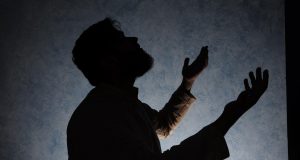 Совершение дуа (молитвы) с поднятыми руками