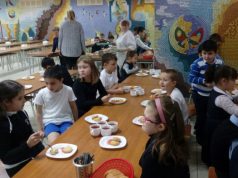 Школьников-мусульман Москвы могут начать кормить халялем