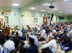 Праздничная молитва в московской общине мусульман "Рисалят"