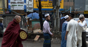 Мусульманин встал у буддийского храма в Мьянме – чем это закончилось