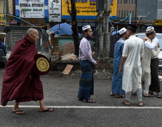 Мусульманин встал у буддийского храма в Мьянме – чем это закончилось