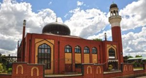 Британская мечеть бесплатно кормит школьников