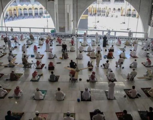 В главной мечети ислама возобновился пятничный намаз