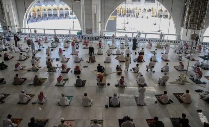 В главной мечети ислама возобновился пятничный намаз