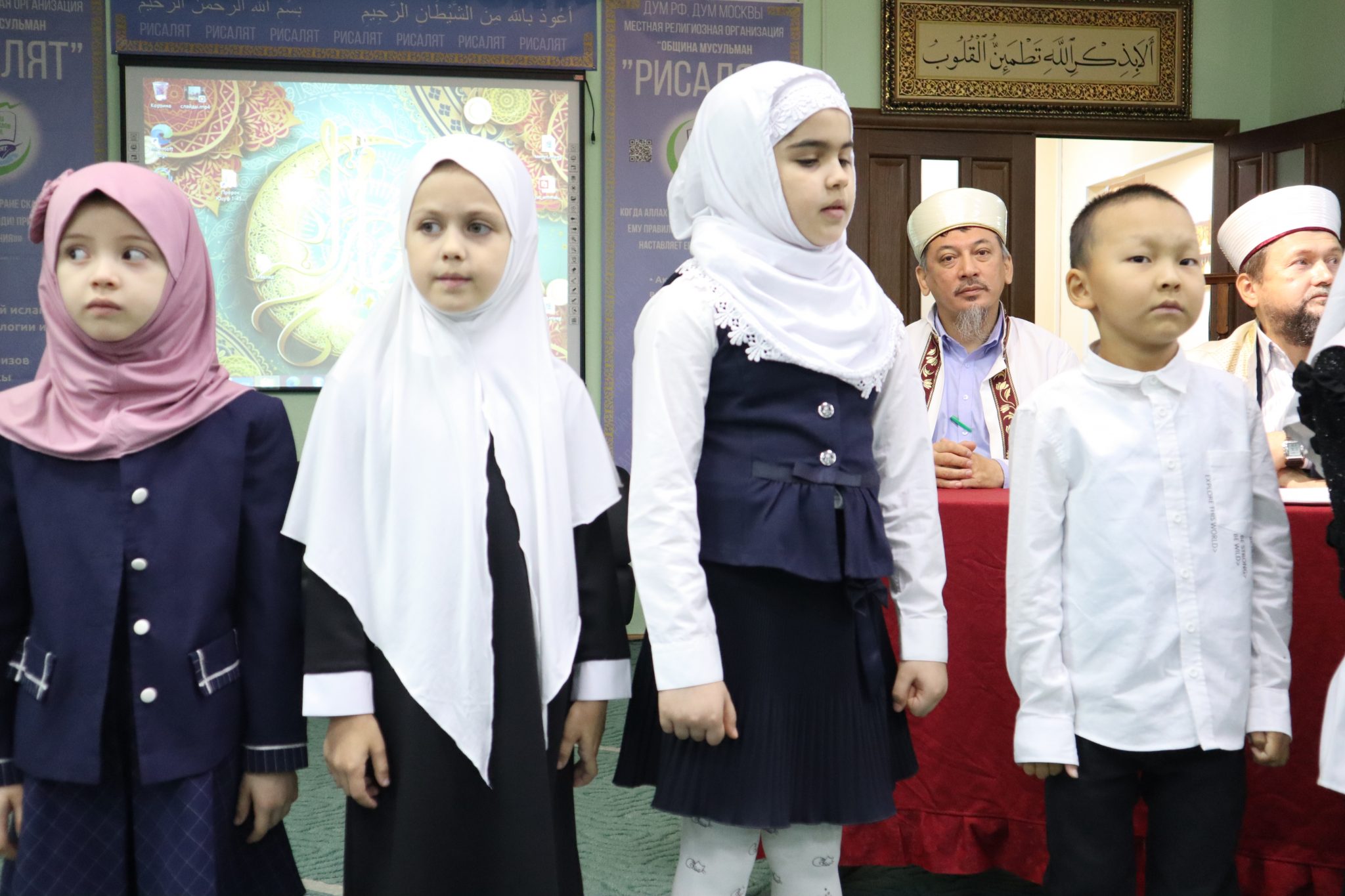 Средняя школа у мусульман. Рисолят мусульманская школа в Москве. Мусульманская община. Мусульмане дети в школе. Современные мусульманские школы.